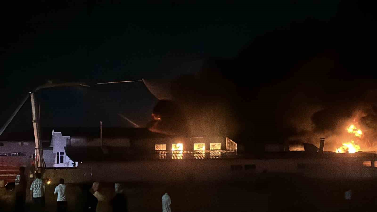 Arnavutköy’de alevler geceyi aydınlattı... Sünger ve plastik fabrikasında korkutan yangın