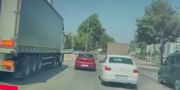 Tırın kör noktasında kalan otomobil, kullanılmaz hale geldi