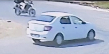 Motosiklet ile otomobilin çarpıştığı kaza kamerada