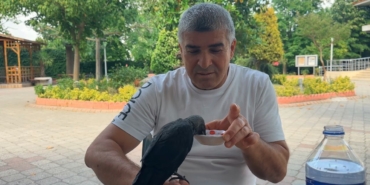 Aç ve susuz kalan yavru kargayı elleriyle besledi