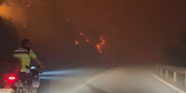 Alev kapanından kaçış anı kamerada... Jandarma ve basın mensupları yangında mahsur kaldı