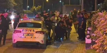 Gençler arasındaki kavga kamerada... Polis biber gazı sıktı, gözaltına aldı