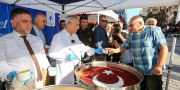 Küçükçekmece Belediyesi’nden binlerce kişiye aşure ikramı