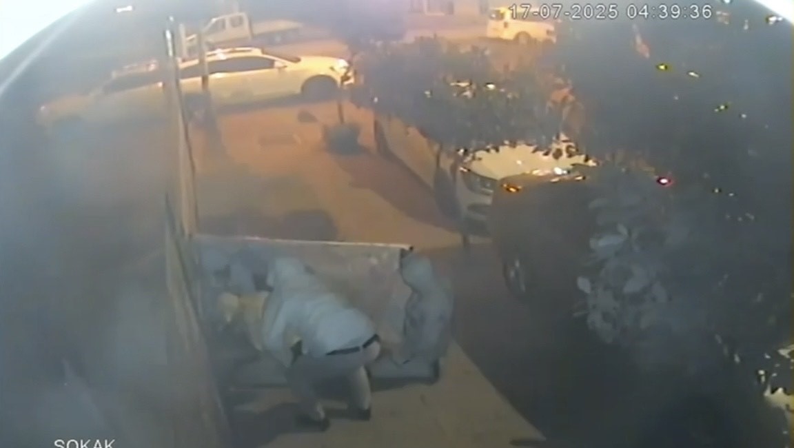 Gaziosmanpaşa’da kuyumcudan 3 kilogram altını böyle çaldılar: Beyaz örtüyle kamufle olmaya çalıştılar