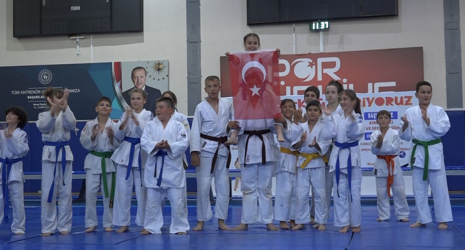 Kırklareli’nde yaz spor okulları törenle açıldı