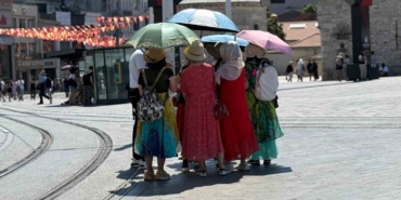 Taksim’de sıcak hava bunalttı; kimisi şemsiyle gezdi, kimisi gölgelik alanda dinledi