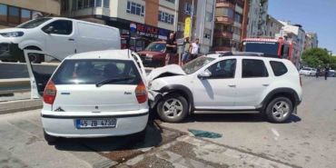 Balıkesir’de karşı şeride geçen araç otomobille çarpıştı: 1 yaralı