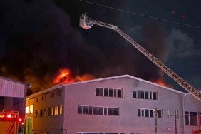 Arnavutköy Bolluca Mahallesi’nde fabrikada patlama sonucunda yangın çıktı, çok sayıda itfaiye ekibi bölgeye sevk edildi