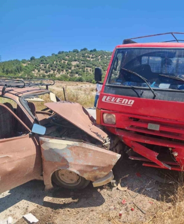 Balıkesir İvrindi’de otomobil ile kamyonet çarpıştı; 8 yaralı