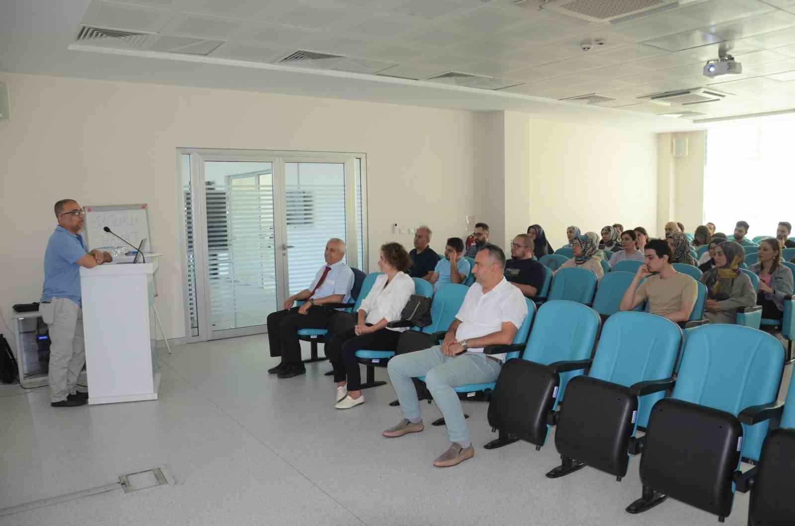 Sigara Bırakma Poliklinikleri’nde görev alacak personele eğitim verildi
