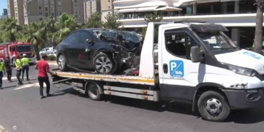 Kontrolden çıkan otomobil ağaca çarpıp karşı şeride geçti: 4 yaralı