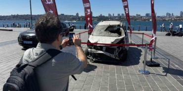 15 Temmuz’da tankın ezdiği otomobil Üsküdar’da sergileniyor