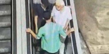 Beyoğlu’nda dehşet anları kamerada: Yaşlı adamın boğazını sıkıp gasp ettiler