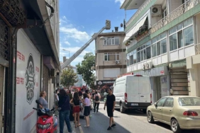 Üsküdar’da 3 katlı binanın çatısında yangın çıktı