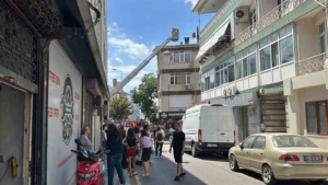Üsküdar’da 3 katlı binanın çatısında yangın çıktı