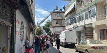 Üsküdar’da 3 katlı binanın çatısında yangın çıktı