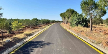 Çanakkale’de köy yollarında sıcak asfalt dökme çalışmaları hız kesmeden devam ediyor