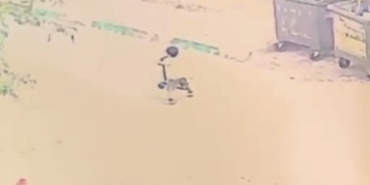 Scootera binen çocuğun üzerinden otomobil geçti