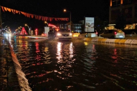 Edirne’de içme suyu hattı patladı: Cadde ve sokaklar göle döndü