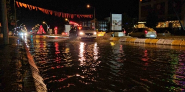 Edirne’de içme suyu hattı patladı: Cadde ve sokaklar göle döndü