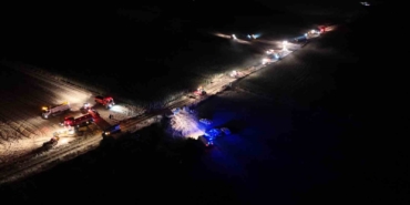 Yangını gören traktörünü alıp alevlere müdahaleye gitti