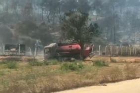 İtfaiyeciler alevlerin arasında kalmakta son anda kurtuldular, araçları kül oldu