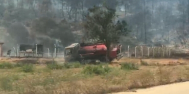 İtfaiyeciler alevlerin arasında kalmakta son anda kurtuldular, araçları kül oldu