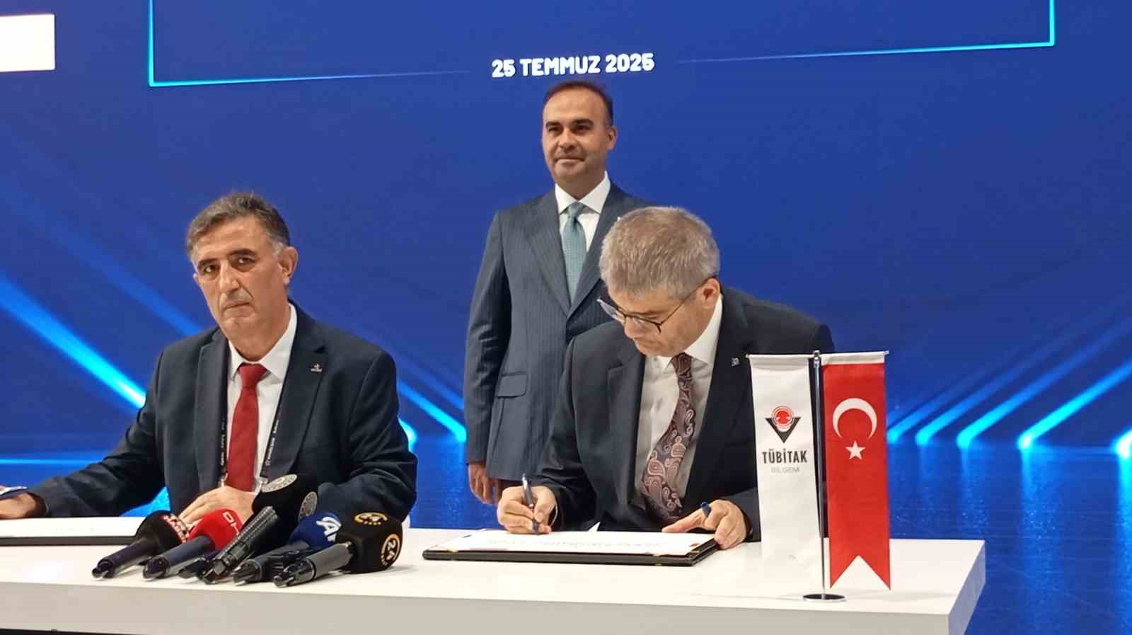 Sanayi ve Teknoloji Bakanı Mehmet Fatih Kacır, IDEF’i ziyaret etti