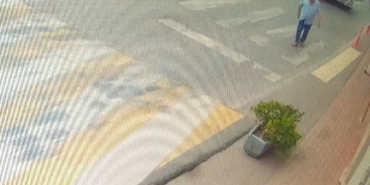 Minibüsün altında kalan yaşlı adam ağır yaralandı