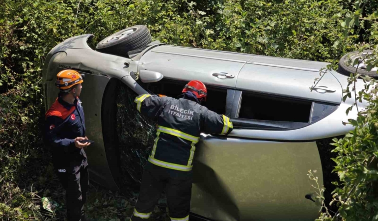 Bilecik’te kontrolden çıkan otomobil dere yatağına yuvarlandı, 3 yaralı
