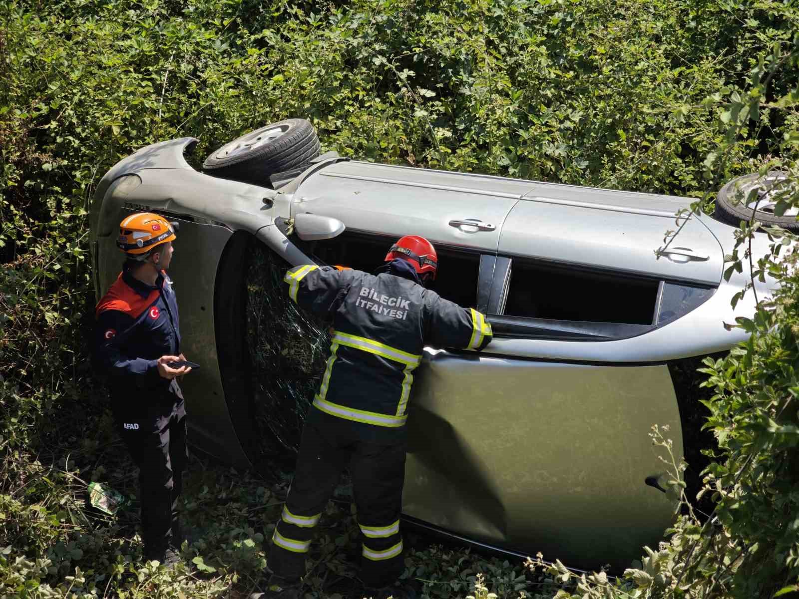 Bilecik’te kontrolden çıkan otomobil dere yatağına yuvarlandı, 3 yaralı
