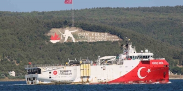 Somali’deki görevini tamamlayan Oruç Reis Çanakkale Boğazı’ndan geçti
