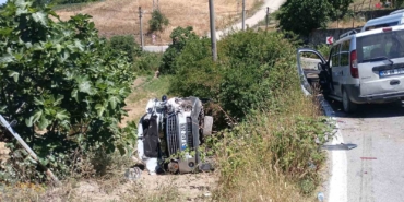 Kazadan kaçmak istedi, otomobili devrildi: 2 yaralı