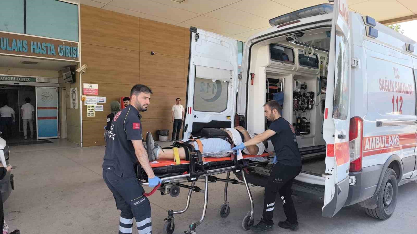 İnegöl’de lastiği patlayan araç şarampole yuvarlandı