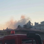 Üsküdar’da 3 katlı binanın çatısı alev alev yandı