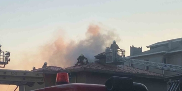 Üsküdar’da 3 katlı binanın çatısı alev alev yandı