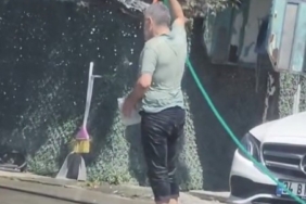 Sultangazi’de sıcaktan bunaldı: Hortumla hem kendini hem de aracını yıkadı