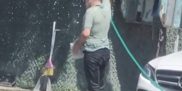 Sultangazi’de sıcaktan bunaldı: Hortumla hem kendini hem de aracını yıkadı