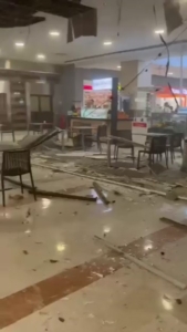 Beylikdüzü’nde AVM’nin yemek katının asma tavanı çöktü