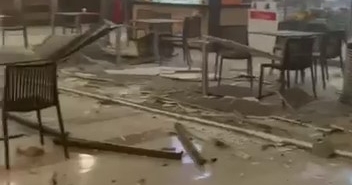Beylikdüzü’nde AVM’nin yemek katının asma tavanı çöktü