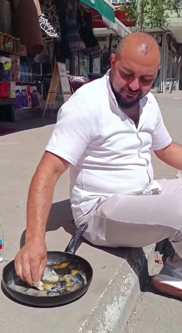 Pendik’te sıcaklık 40 dereceyi gördü, esnaf asfalt üstünde yumurta pişirip afiyetle yedi