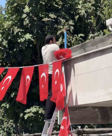 Hatay Şehidi’nin İstanbul’daki baba ocağı bayraklarla donatıldı