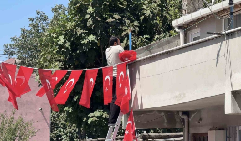 Hatay Şehidi’nin İstanbul’daki baba ocağı bayraklarla donatıldı