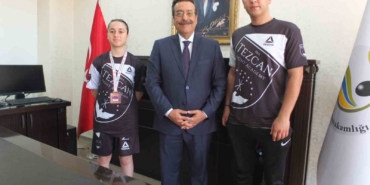 Burhaniye Kaymakamı Atilla, başarılı sporcuyu ödüllendirdi