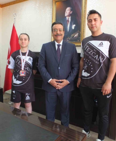 Burhaniye Kaymakamı Atilla, başarılı sporcuyu ödüllendirdi