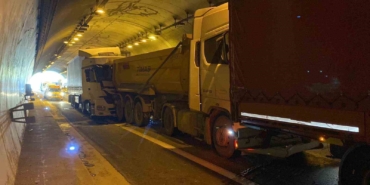 TEM Otoyolu’nda 3 tır ile hafriyat kamyonu zincirleme kazaya karıştı: 2 yaralı