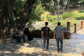 İstanbul’da sıcak havadan bunalan vatandaşlar Bebek sahiline akın etti