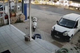 Freni patlayan kamyonun trafik ışığında bekleyen 4 otomobile çarptığı kaza kamerada