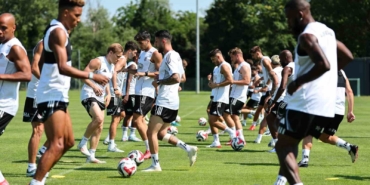 Beşiktaş sabah sahada, akşam salonda çalıştı