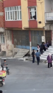 Arnavutköy’de sopalarla binaya saldırdılar: O anlar kamerada